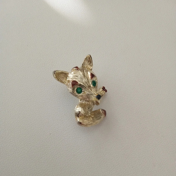 Fox Lapel Pin Brooch Vintage Gold Tone Green Rhinestone Eyes Enamel Nose Eyebrow - Picture 3 of 5